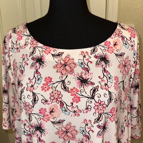 NWT Lane Bryant Pink Floral Blouse 14/16 Flowy Stretch Top V-Neck Plus Size - Picture 2 of 8